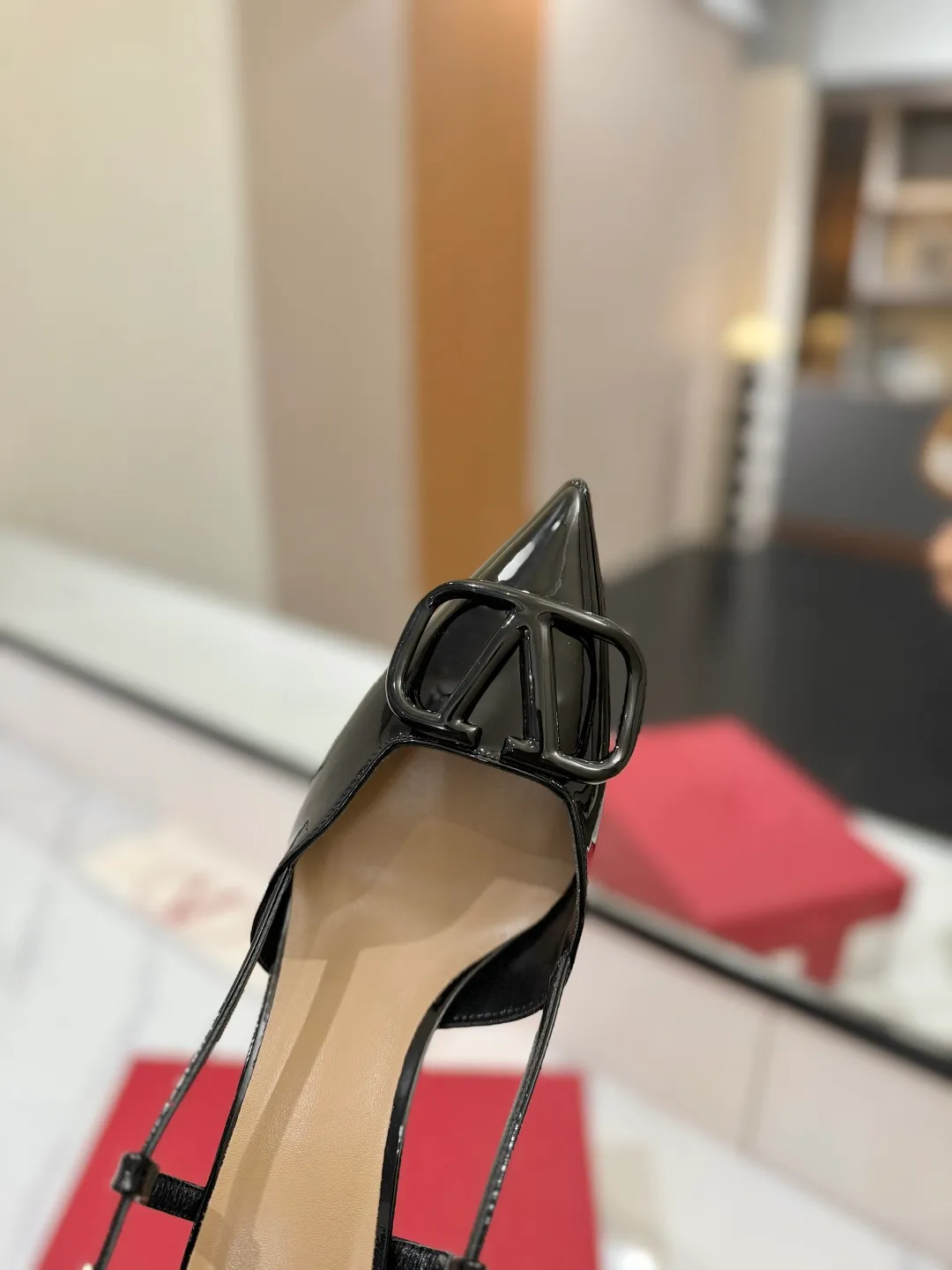 💕💕Factory direct selling price p520💕💕 Valentino launches a new series of sandals, sandals with pointed toe V-buckle sandals. The upper part of the foot is very pedicure-like. The key point is that it is very good and easy to control. It does not grind or tire your feet. It is a walking artifact! Metal VLOGO diamond buckle elements, full of high-end sense! It became sweet instantly.  The avant-garde VLOGO SIGNATURE shoe series interprets VALENTINO GARAVANI's candid attitude. Valentino Garavani V logo back hollow sandals with VLogo Signature decoration, platinum tone VLogo Signature decoration! Upper: imported patent leather Lining: imported goatskin Outsole: Italian leather outsole Heel height: 8cm Size: 35-39 (34-40-41-42 customized size)